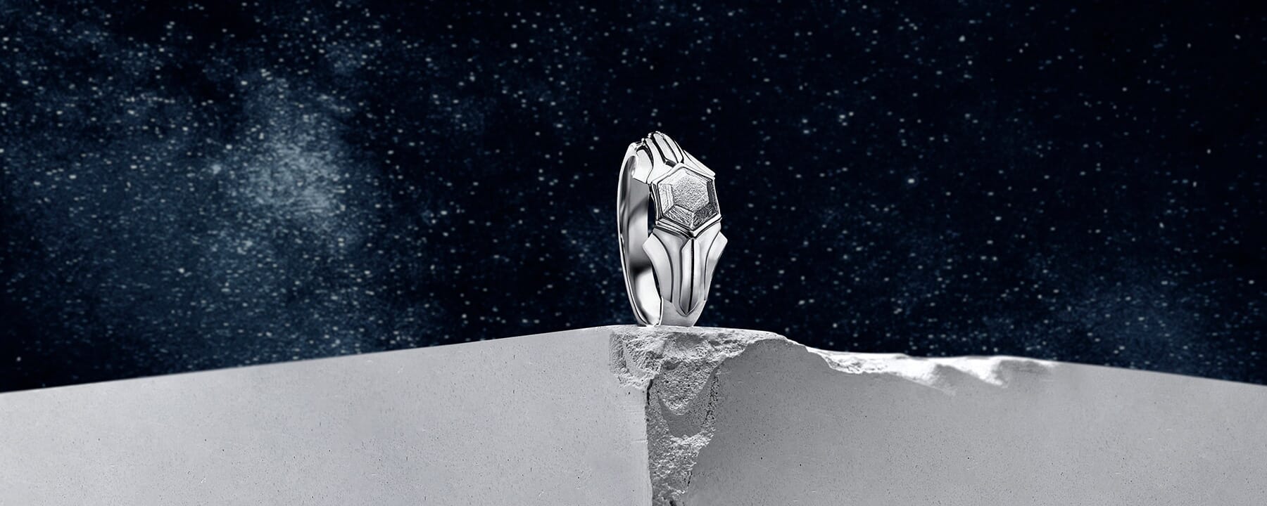 holding-a-real-shooting-star_ (1).jpg__PID:17413100-1f8f-4f91-89a9-721b05644531