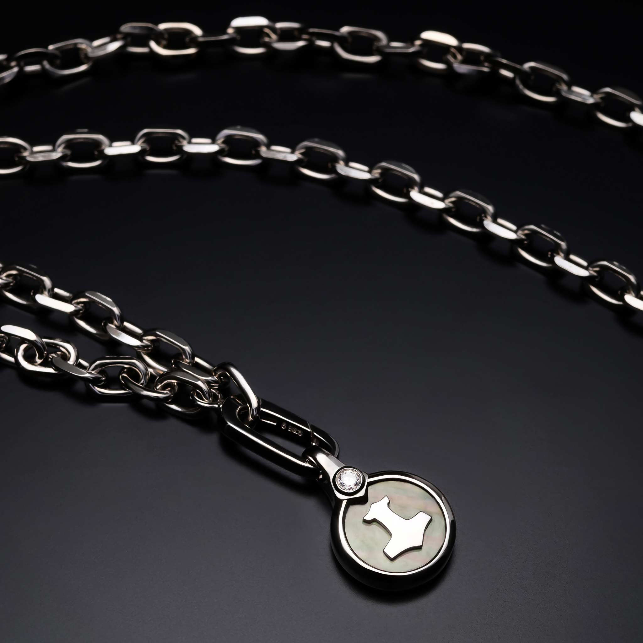 Mjölnir Medallion Necklace Black Nacre
